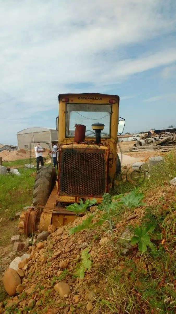 LOTE 011 - Motoniveladora 120b, ano 1986