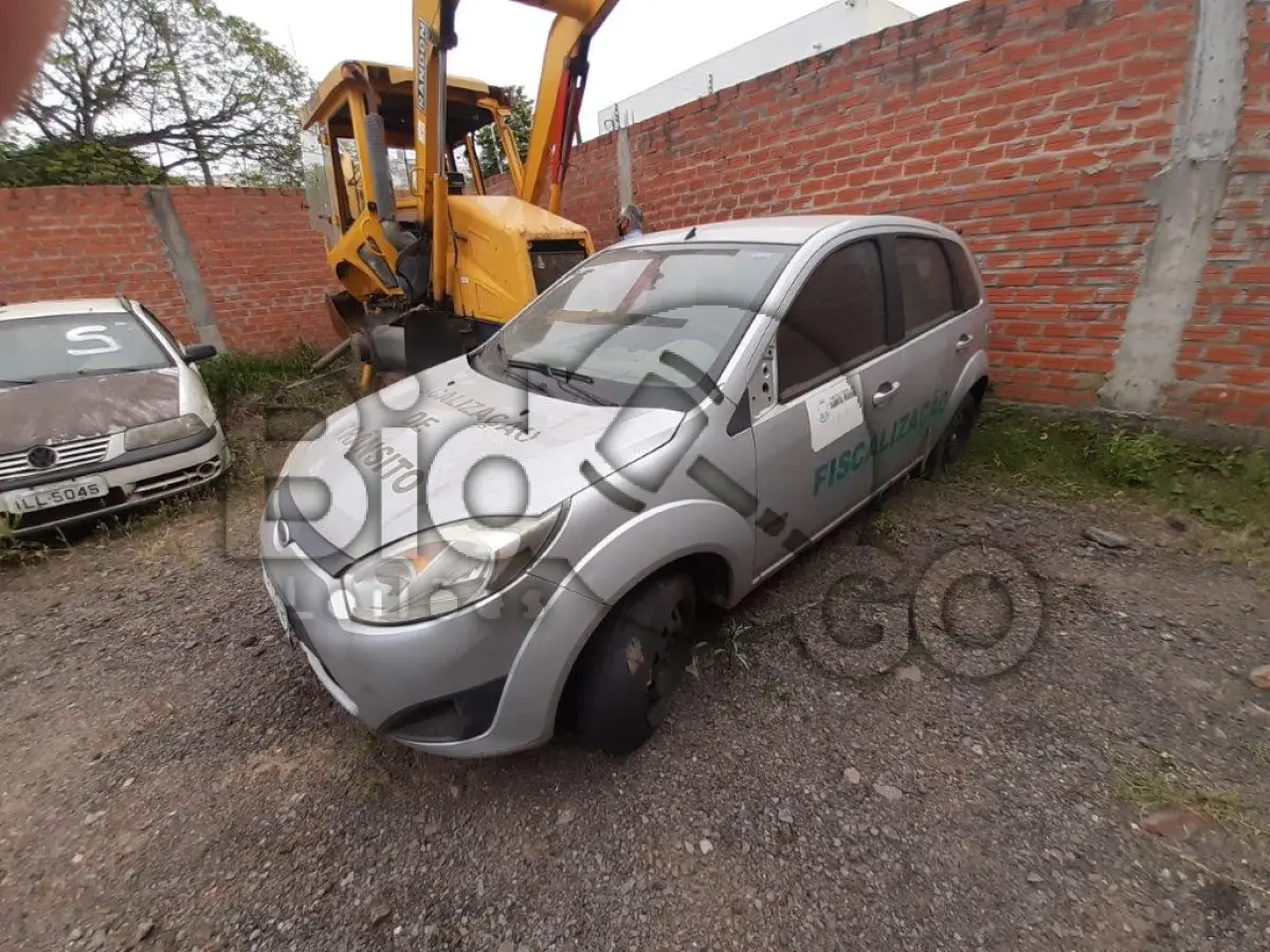 LOTE 042 - AUTOMÓVEL FORD/FIESTA 1.6 FLEX Ano/modelo: 2010/2011