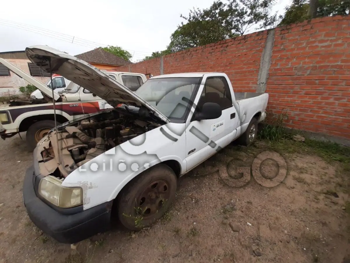 LOTE 006 - CAMINHONETE GM/S10 2.2 S Ano/modelo: 1999/2000
