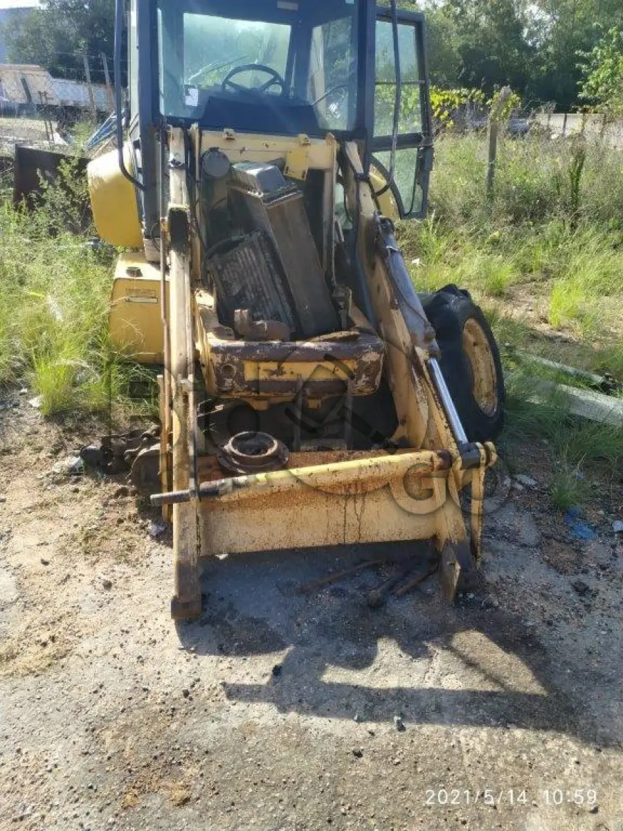 LOTE 019 - RETRO NEW HOLAND, DESMONTADA