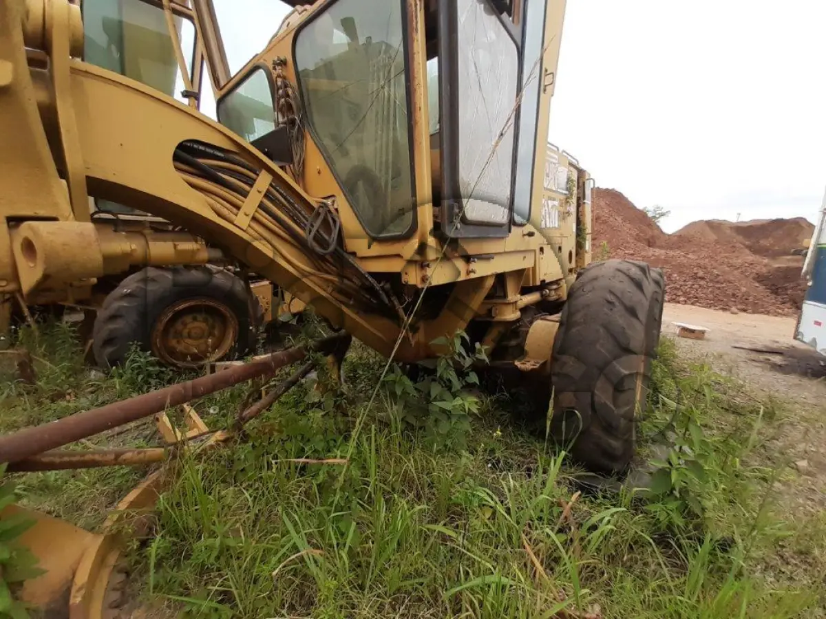 LOTE 013 - MOTONIVELADORA CATERPILLAR Ano/modelo: 1999/1999