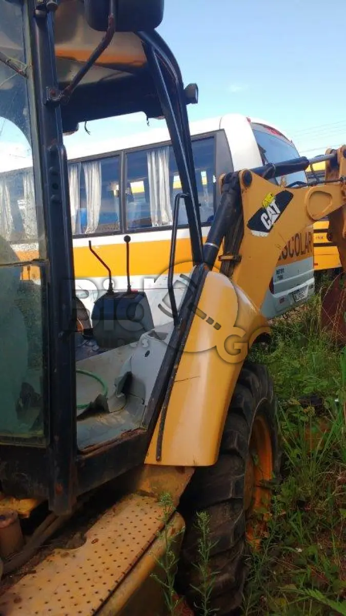 LOTE 012 - Retroescavadeira Caterpillar, ano 2014
