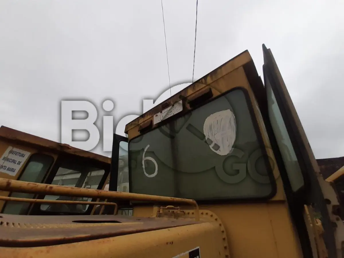 LOTE 014 - MOTONIVELADORA CATERPILLAR Ano/modelo: 1999/1999