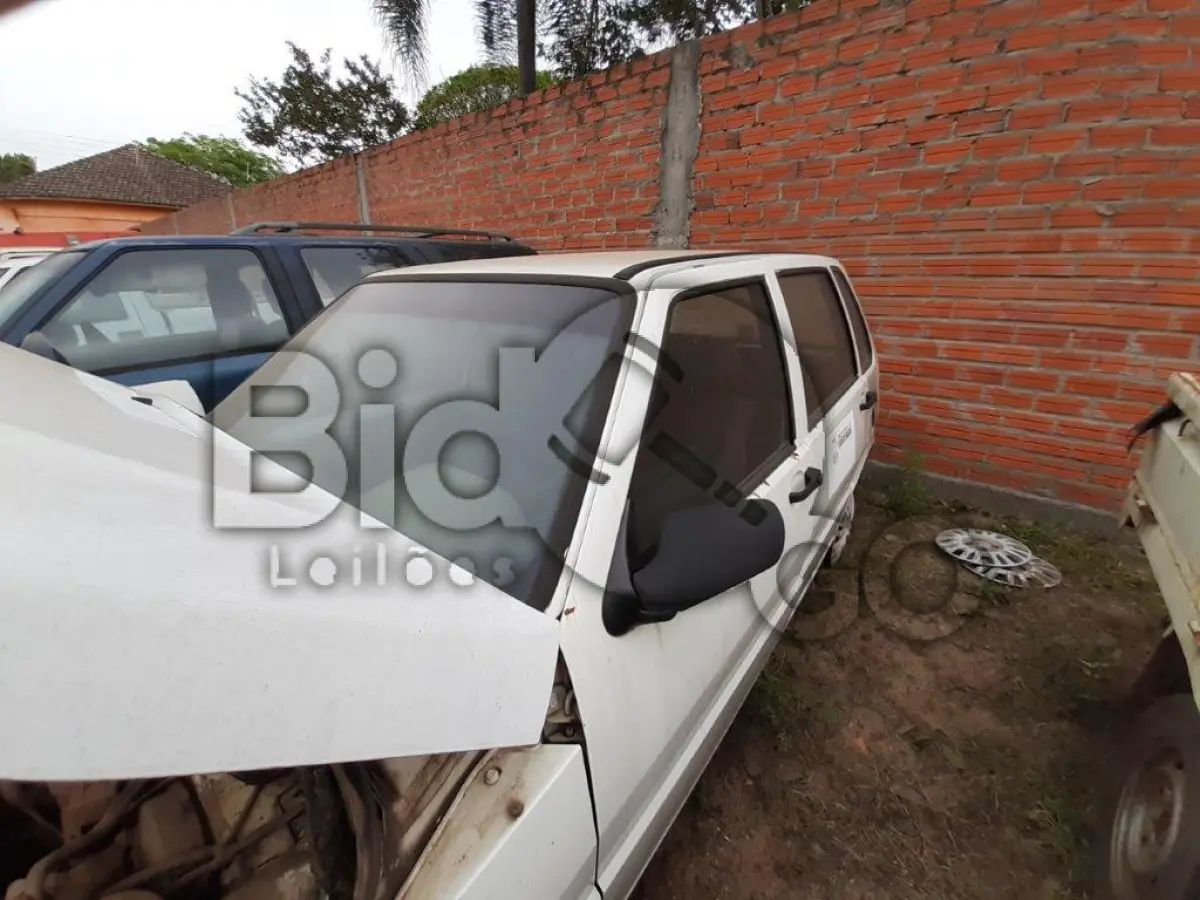 LOTE 011 - AUTOMÓVEL FIAT/UNO MILLE FIRE Ano/modelo: 2004/2005