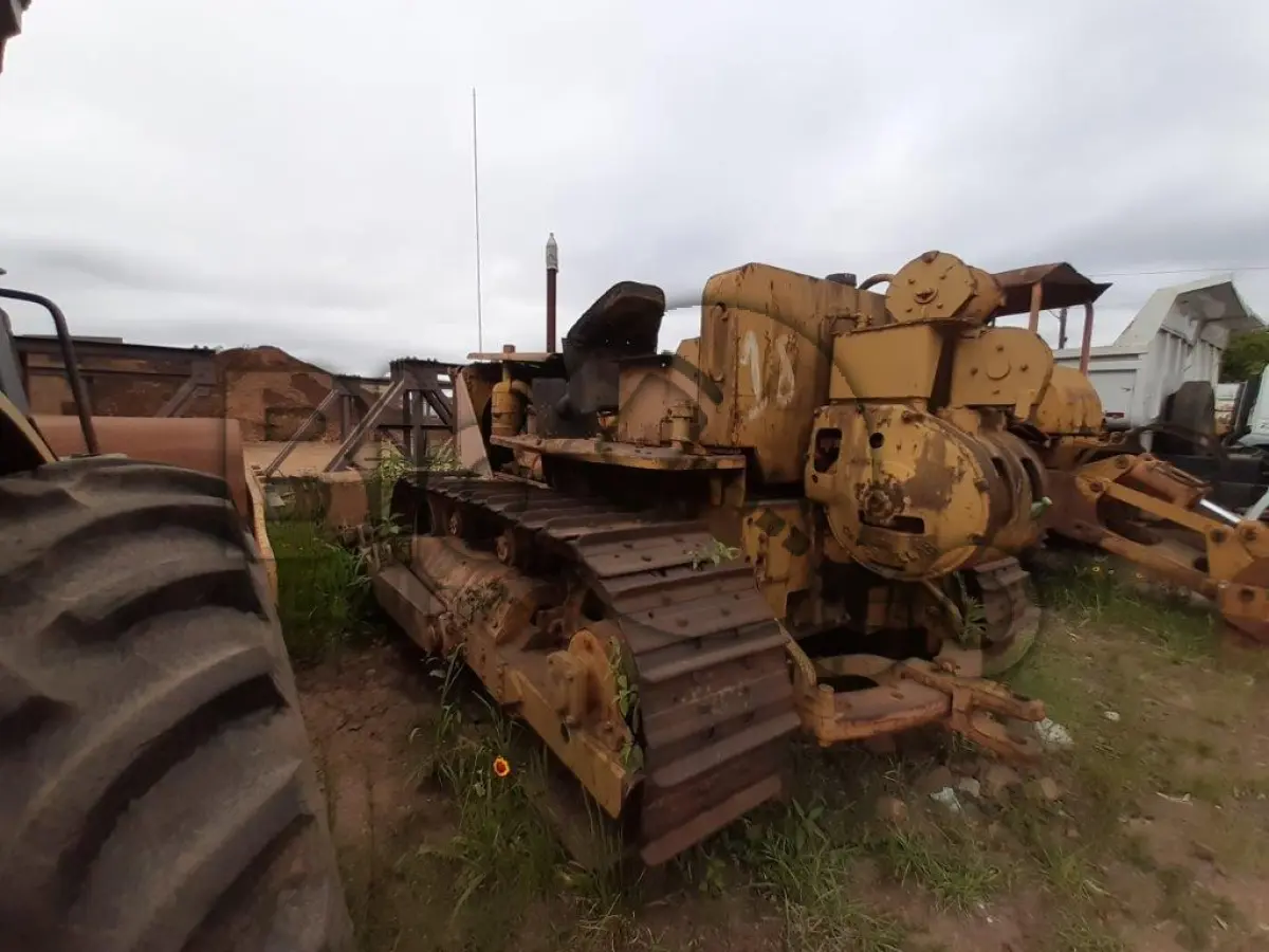 LOTE 020 - TRATOR DE ESTEIRA CAT D8