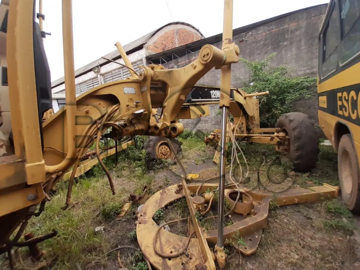 LOTE 014 - MOTONIVELADORA CATERPILLAR Ano/modelo: 1999/1999