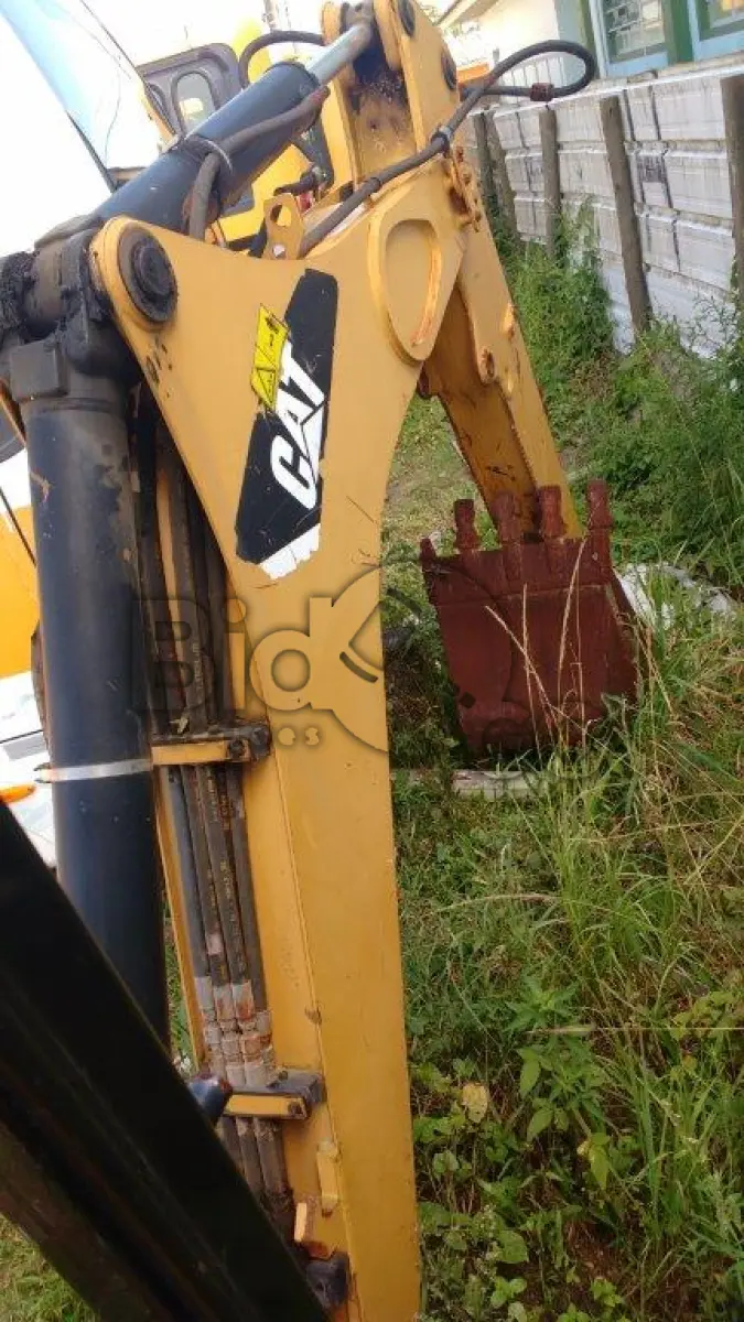 LOTE 012 - Retroescavadeira Caterpillar, ano 2014
