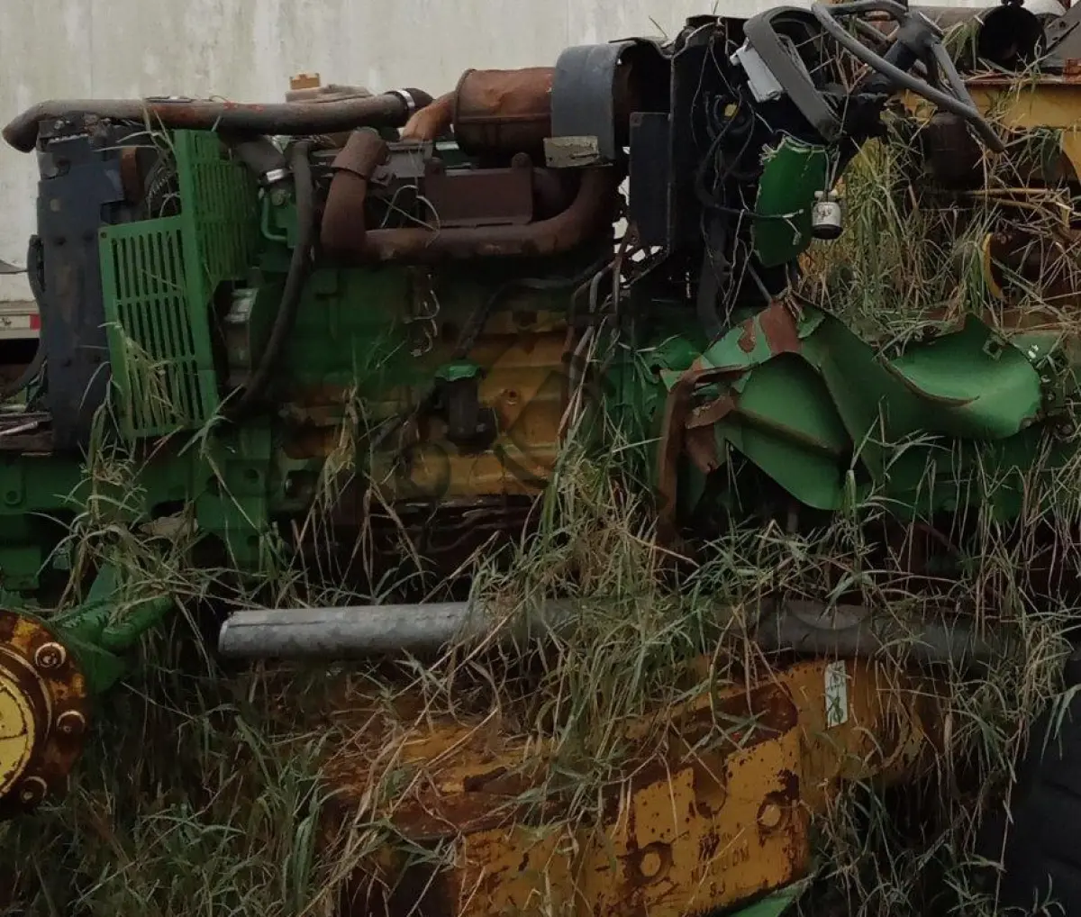 LOTE 009 - SUCATA DE TRATOR JOHN DEERE