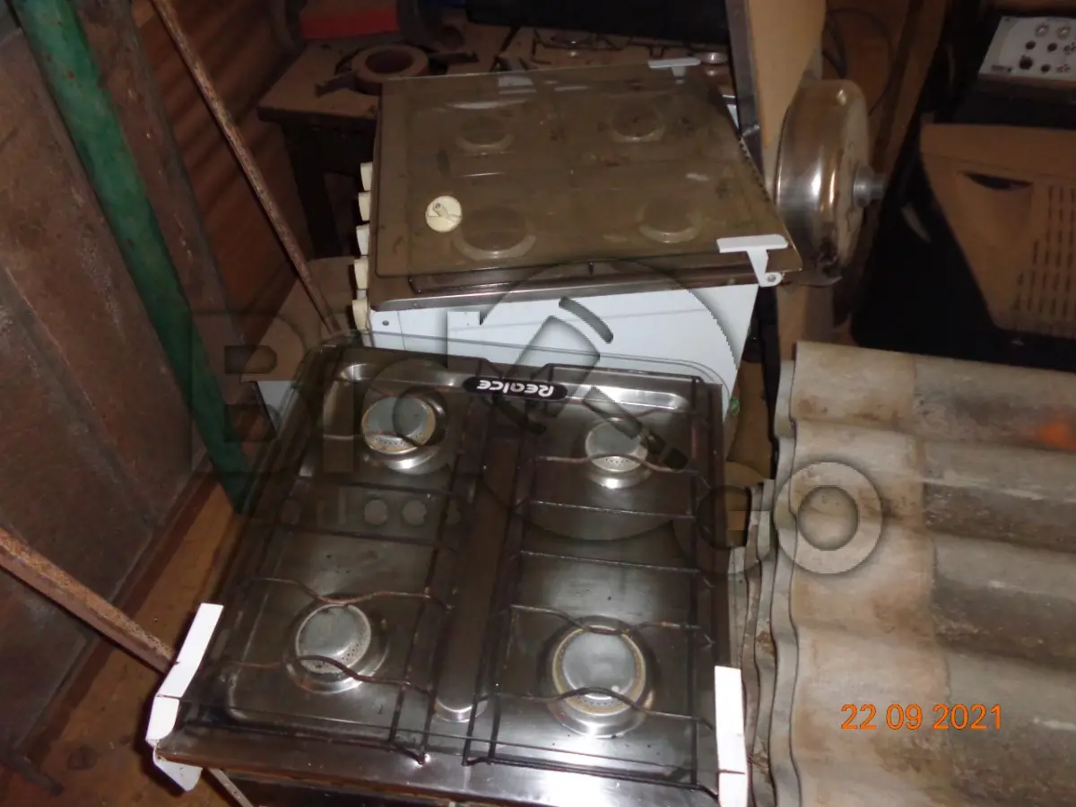 LOTE 021 - MOBILIÁRIO MISTO COM ELETRÔNICOS E SUCATAS DE METAL