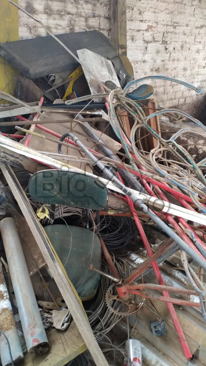 LOTE 021 - MOBILIÁRIO MISTO COM ELETRÔNICOS E SUCATAS DE METAL