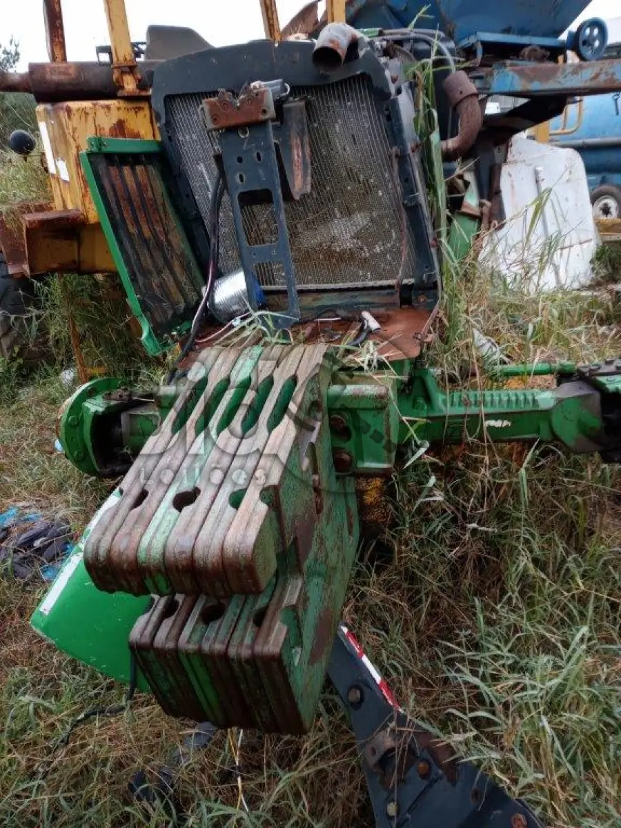 LOTE 009 - SUCATA DE TRATOR JOHN DEERE