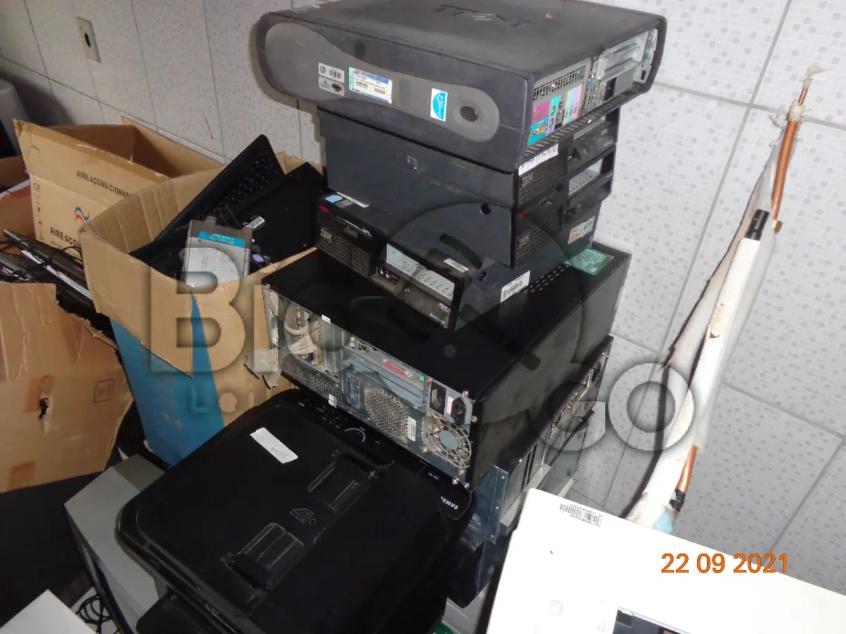 LOTE 021 - MOBILIÁRIO MISTO COM ELETRÔNICOS E SUCATAS DE METAL
