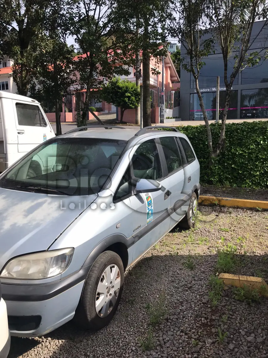 LOTE 012 - Automóvel Zafira Comfort 2.0 na cor prata - ano de fabricação: 2010 - modelo: 2011