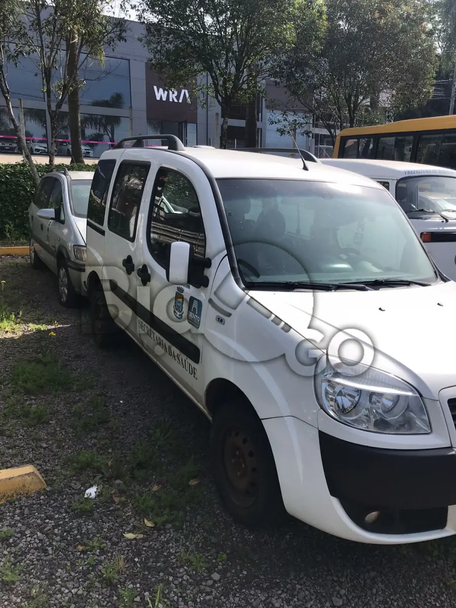 LOTE 013 - Automóvel FIAT/Doblo Essence 1.8 Flex, na cor branco Banchisa, ano de Fab. 2014 mod. 2014
