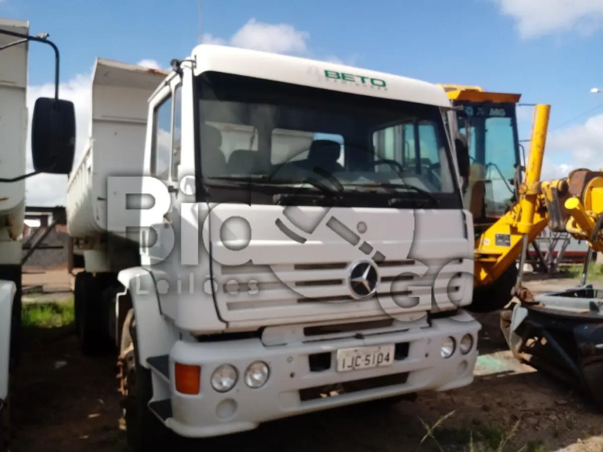 LOTE 016 - Caminhão M.BENZ/1720 K, Ano/modelo: 1999/1999, motor desmontado parcial e não original, com declaração de procedência