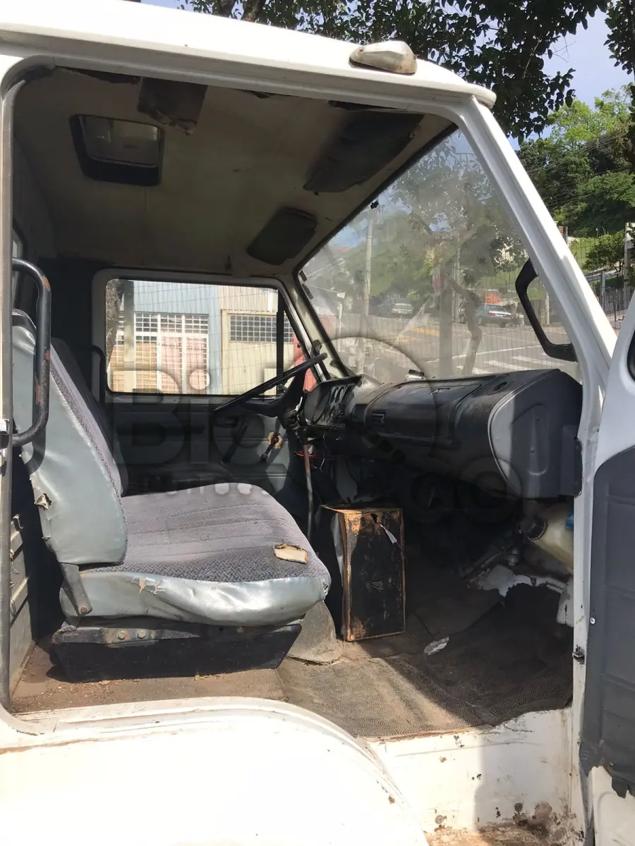 LOTE 010 - Caminhão caçamba aberta modelo VW 690 Ano: 1984 Cor: Branca