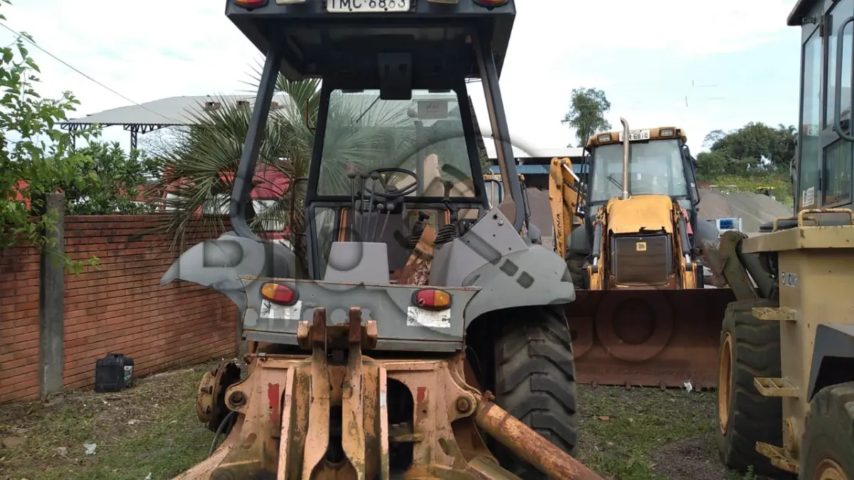 LOTE 005 - M. A. CASE TRA/TRATOR DE RODAS MOD 580L4X2 ANO/MODELO 2004/2004