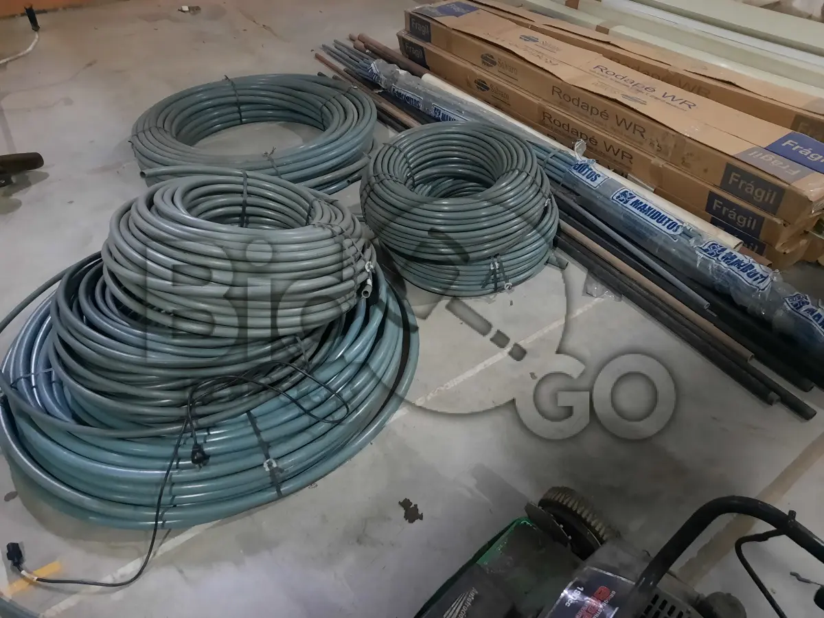 LOTE 001 - Material de construção( Forros, rodapés, mangueiras e conexões de PVC)
