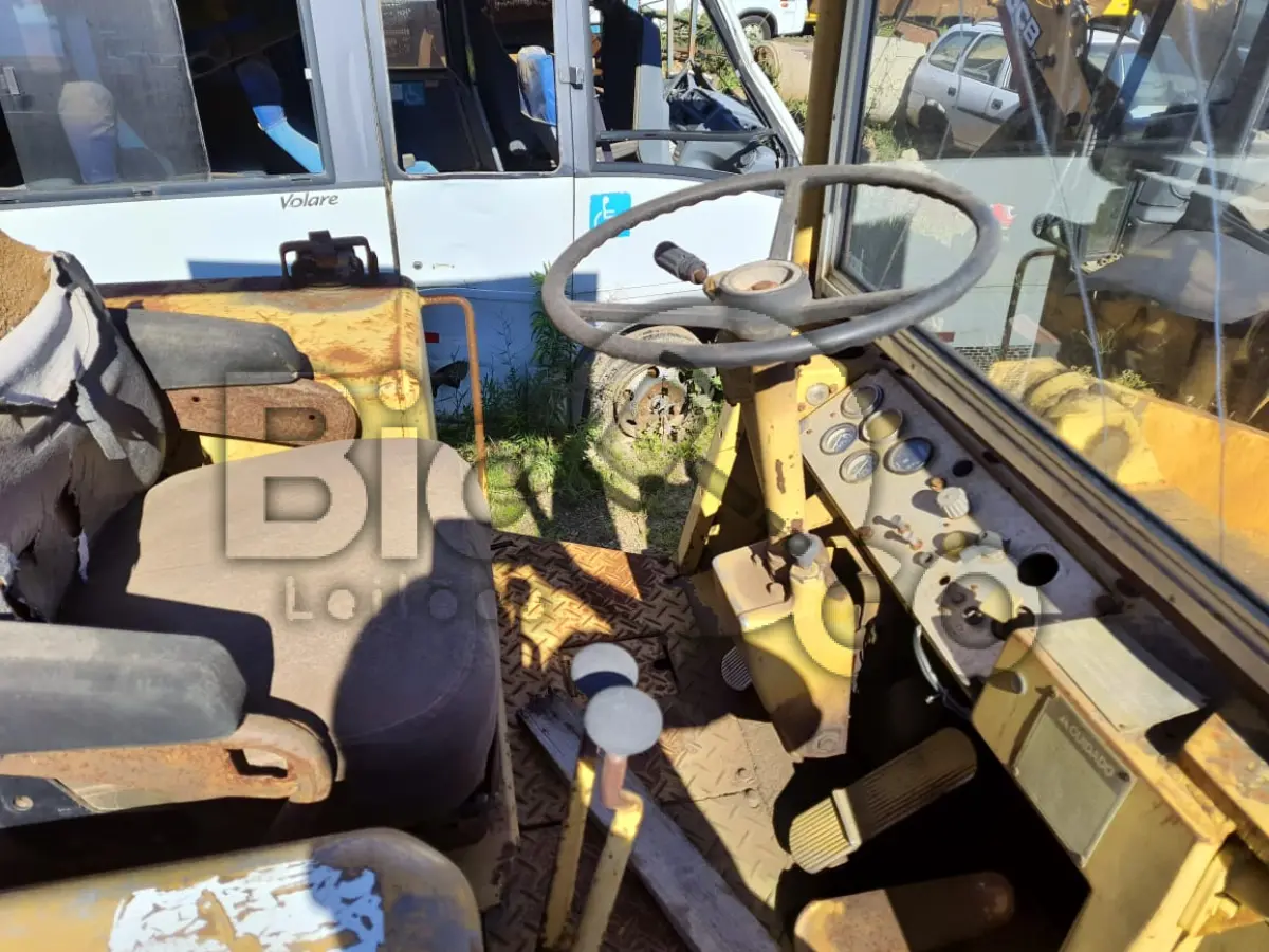 LOTE 002 - CARREGADEIRA CATERPILAR 930 R ANO MODELO 1988