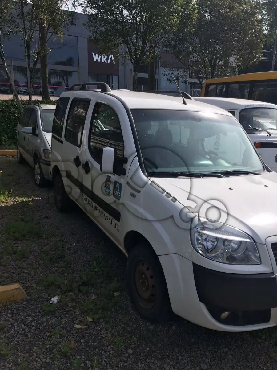 LOTE 013 - Automóvel FIAT/Doblo Essence 1.8 Flex, na cor branco Banchisa, ano de Fab. 2014 mod. 2014