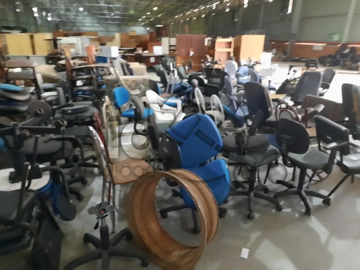 LOTE 006 - Mobiliário em geral