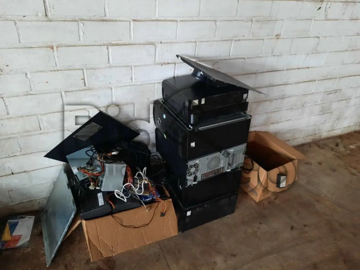 LOTE 004 - Sucatas de equipamentos eletrônicos e informática