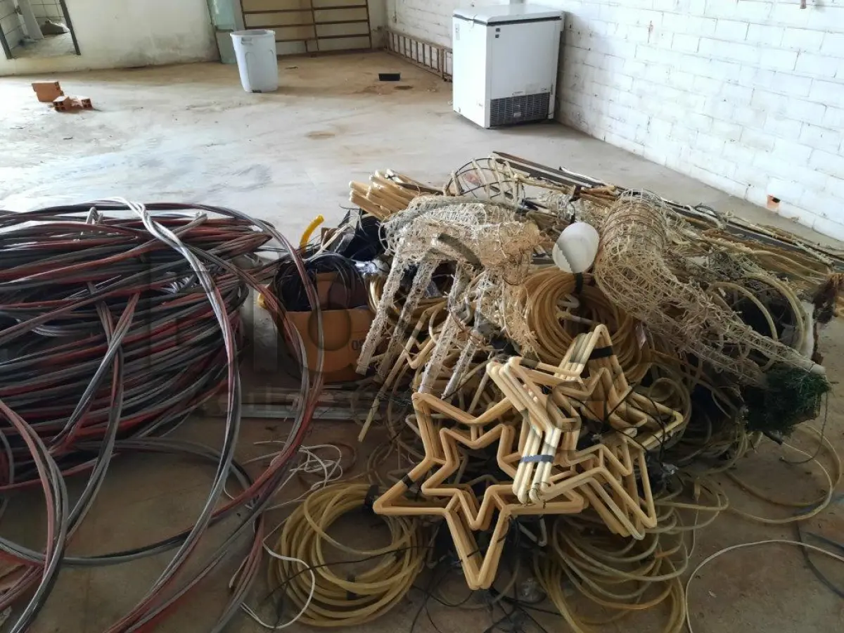 LOTE 006 - Sucatas de Luminárias e material elétrico