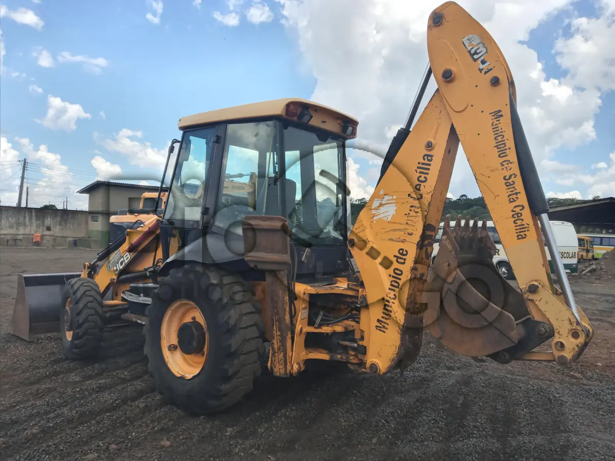 LOTE 001 - Retroescavadeira marca JCB, modelo 3C Plus, ano de fabricação 2014