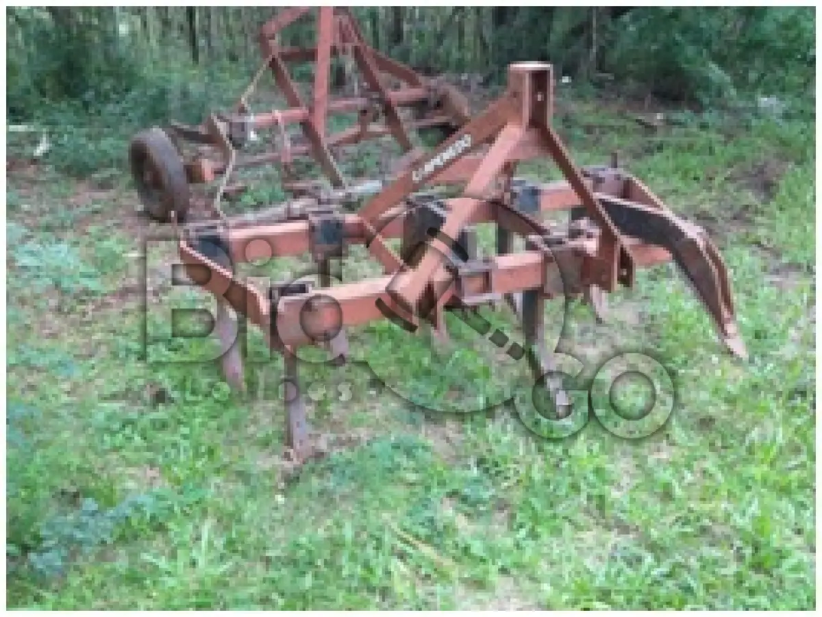 LOTE 016 - ARADO SUBSOLADOR DE 9 SULCADORES