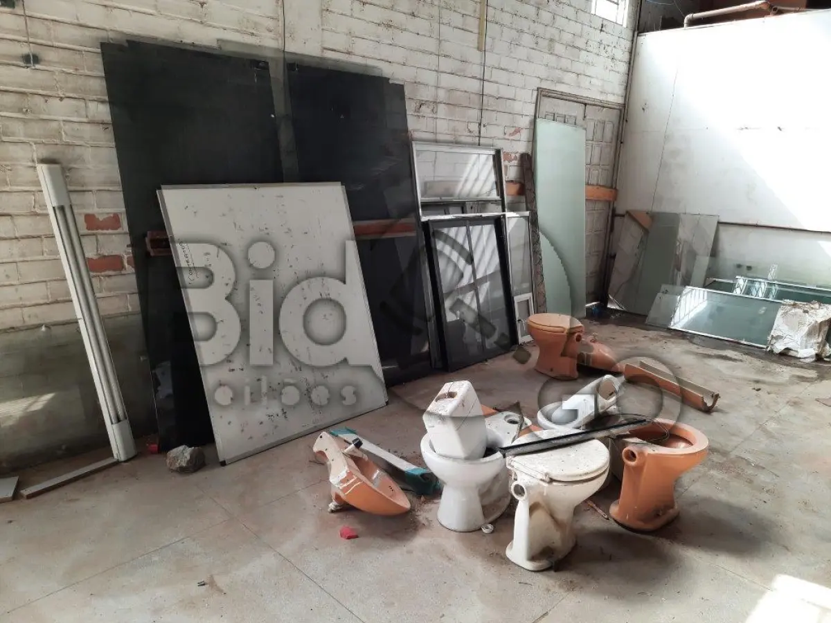 LOTE 007 - Sucatas de materiais diversos(vaso sanitários, granitos, janelas)