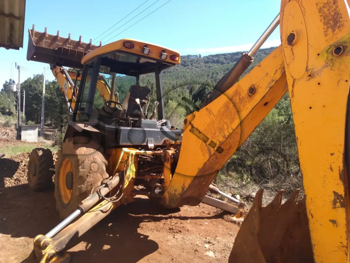 LOTE 023 - RETROESCAVADEIRA JCB