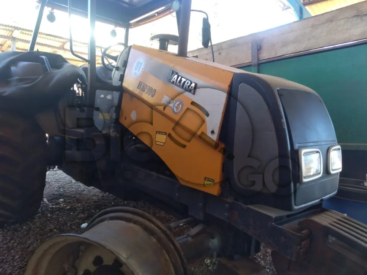 LOTE 020 - TRATOR VALTRA MOTOR NOVO BM100