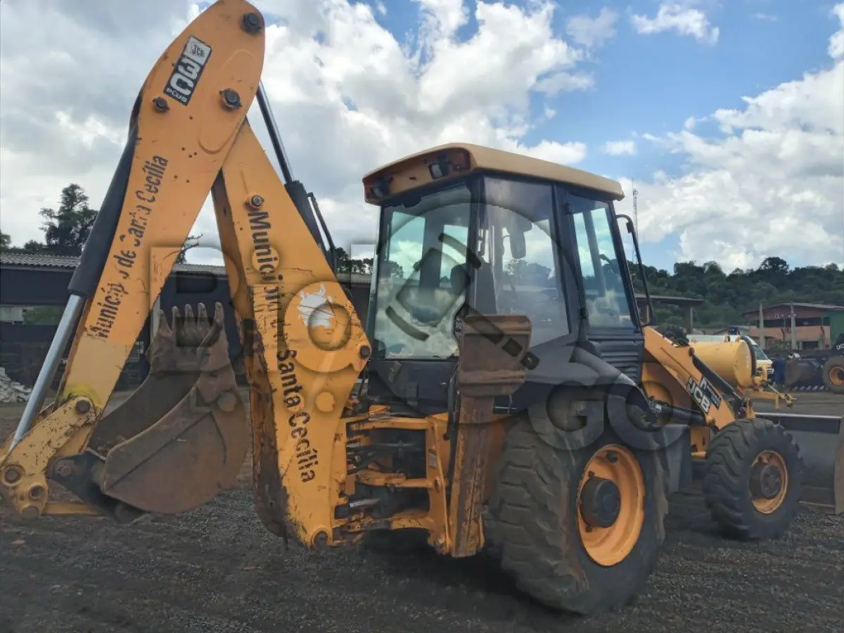 LOTE 001 - Retroescavadeira marca JCB, modelo 3C Plus, ano de fabricação 2014