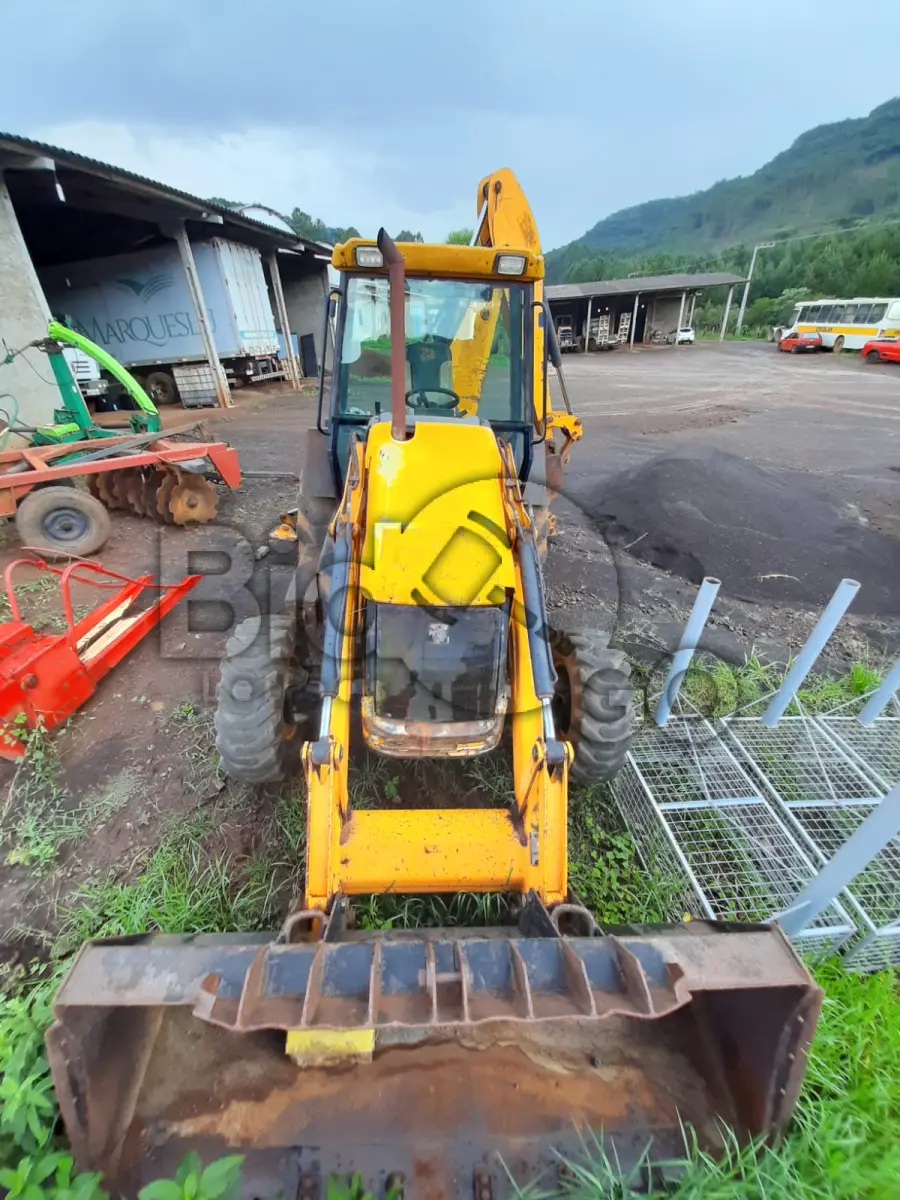 LOTE 023 - RETROESCAVADEIRA JCB