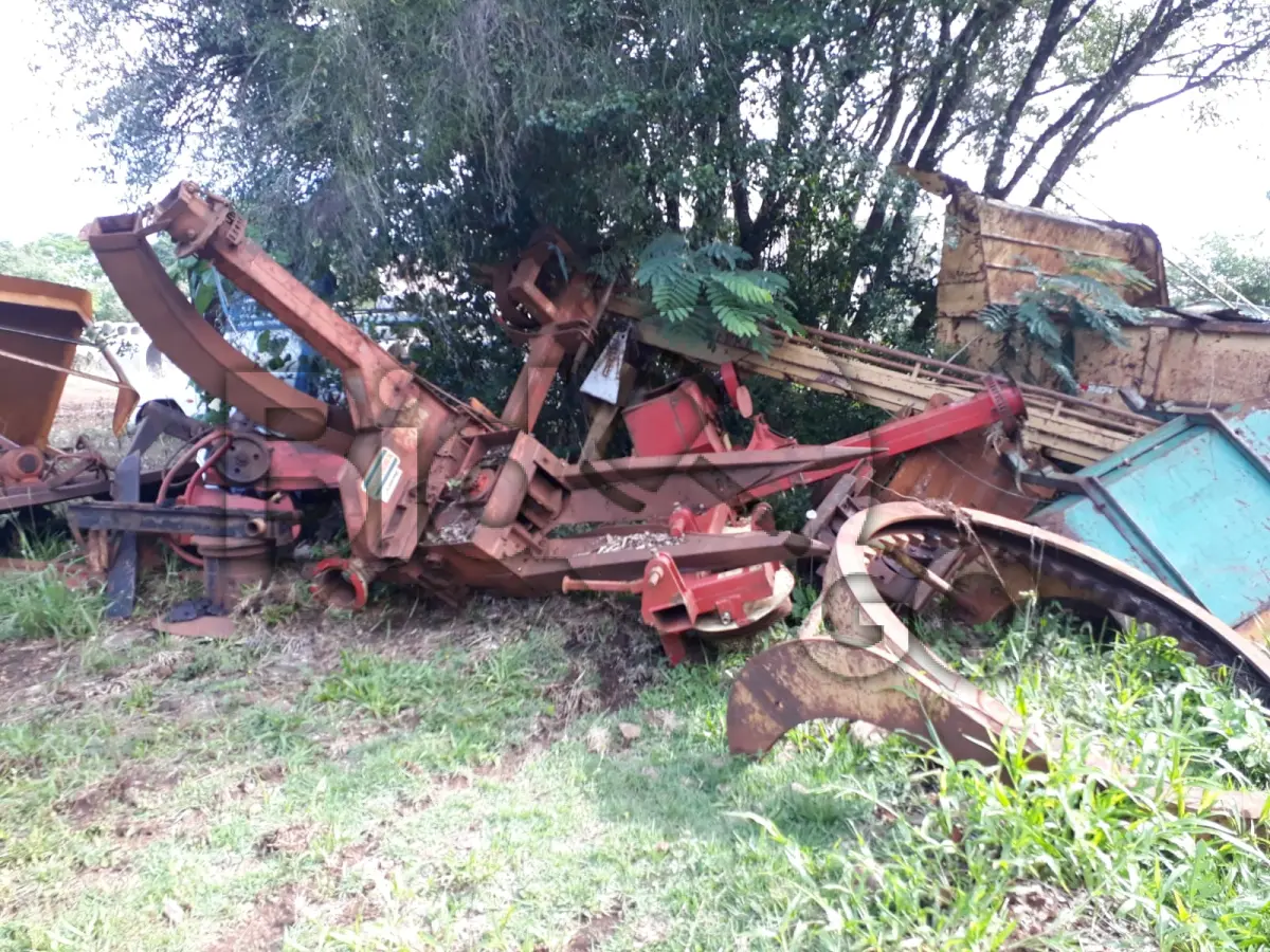 LOTE 022 - Sucata de Ferro/METAL: Sucatas de Metal peças de veículos e objetos inutilizados, mais (estimativa total 10.000Kg):