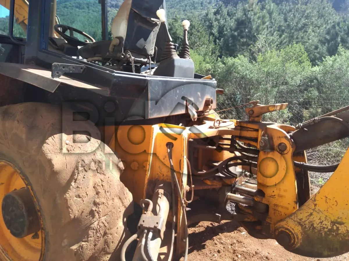 LOTE 023 - RETROESCAVADEIRA JCB