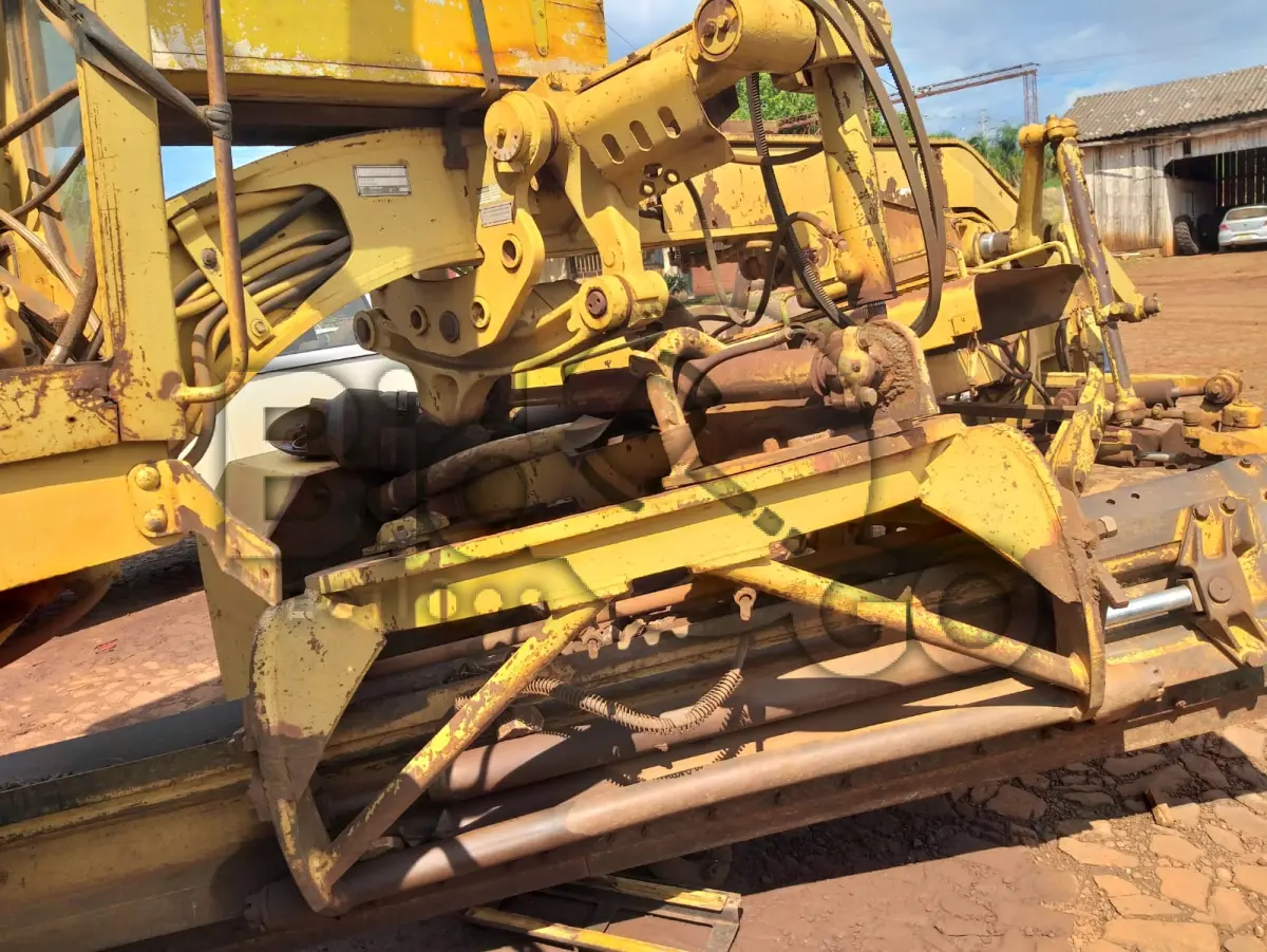 LOTE 010 - MOTONIVELADORA CATERPILLAR 120G