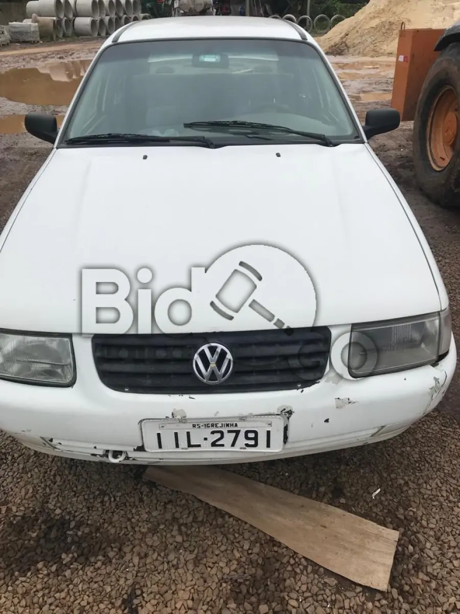 LOTE 002 - UM veículo VW/Santana, cor branca, ano/modelo 1998/1999