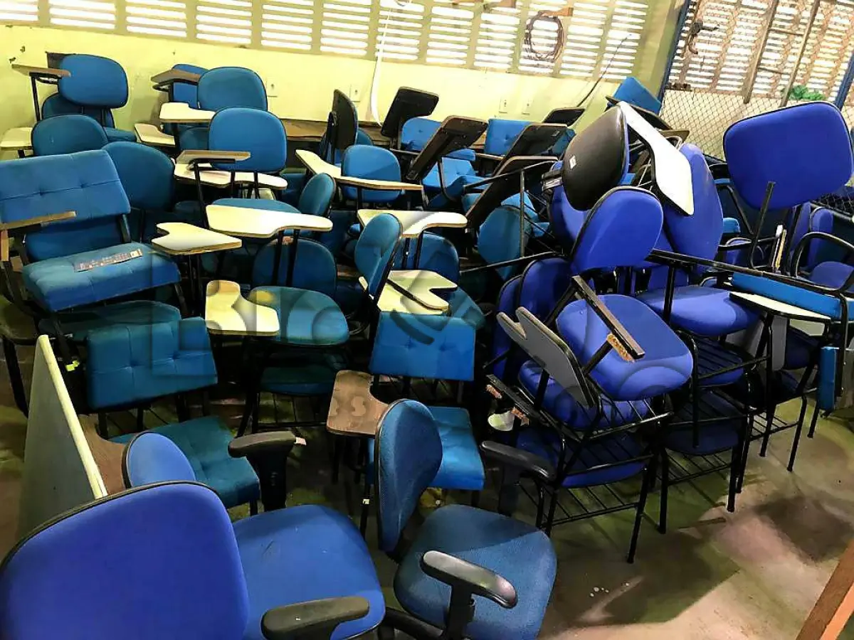 LOTE 005 - Cadeiras (diversas)