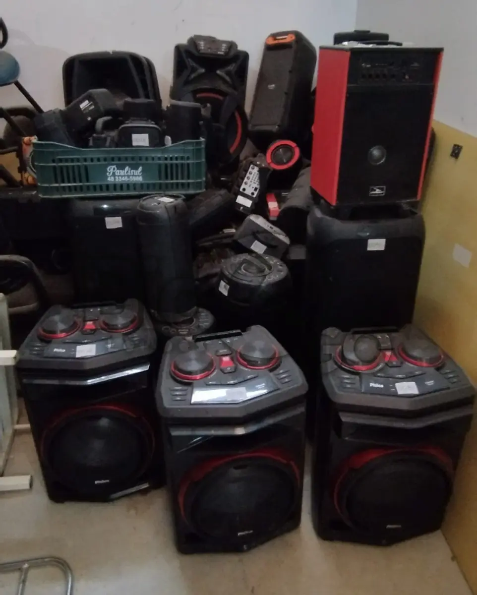 LOTE 012 - Caixas de som, contendo caixas de som de várias marcas e potências