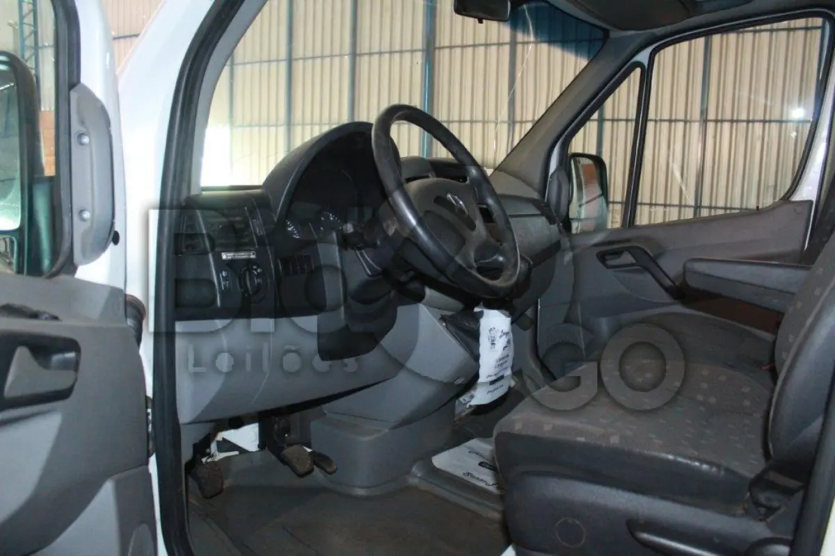 LOTE 009 - Um Furgão Sprinter 515CDI marca Mercedes Benz, ano/modelo 2013
