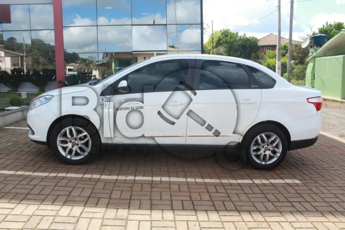 LOTE 008 - Um Automóvel, Siena Essence 1.6, marca Fiat ano/modelo 2015/2016