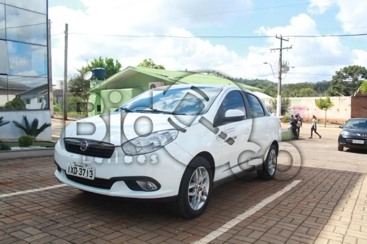 LOTE 008 - Um Automóvel, Siena Essence 1.6, marca Fiat ano/modelo 2015/2016