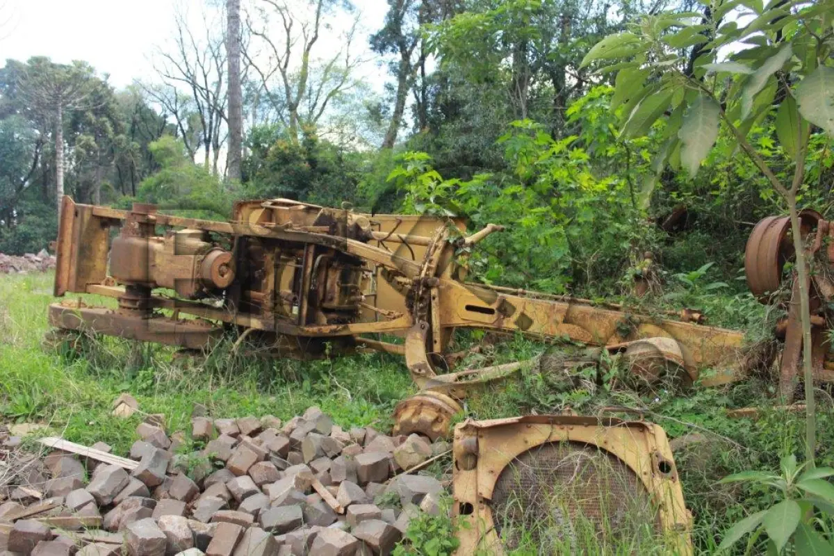 LOTE 016 - Lote de Sucata de Motoniveladora 120B; no estado de conservação e funcionamento em que se encontra.