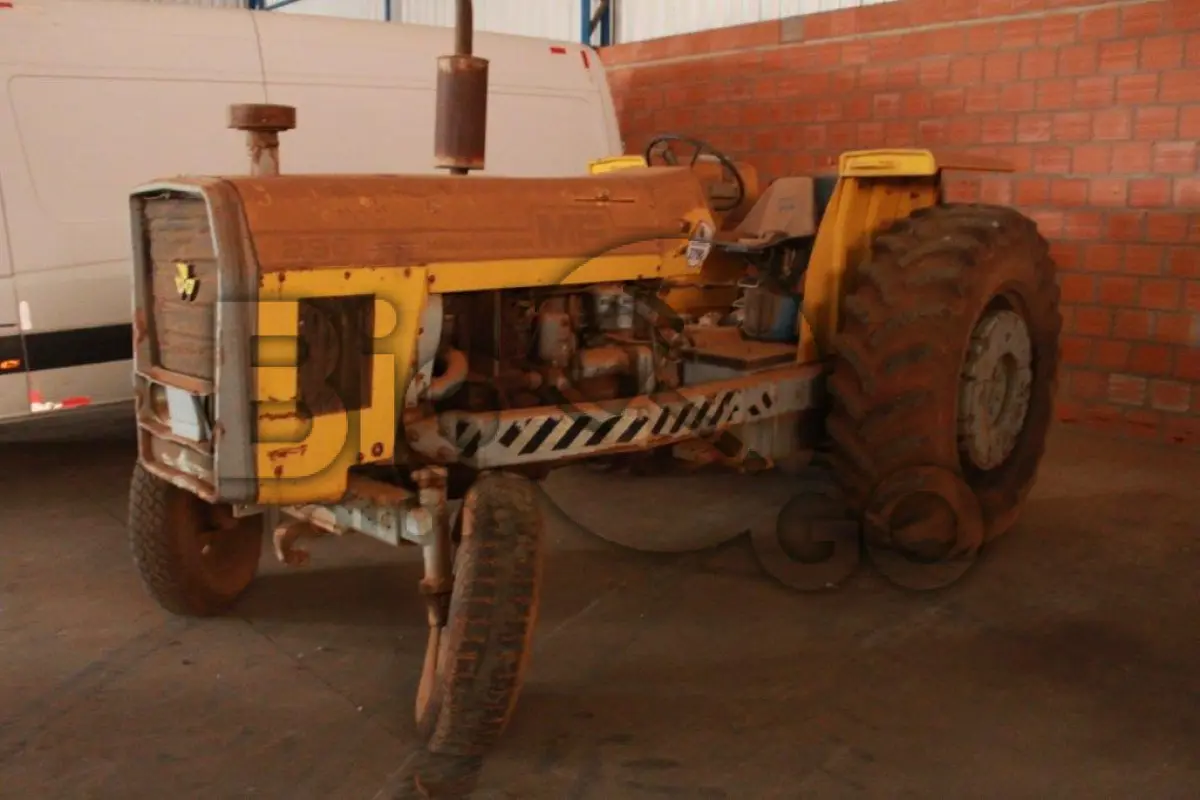 LOTE 017 - Lote Sucata de Trator Massey Ferguson 296 simples; no estado de conservação e funcionamento em que se encontra.