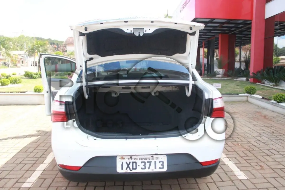 LOTE 008 - Um Automóvel, Siena Essence 1.6, marca Fiat ano/modelo 2015/2016