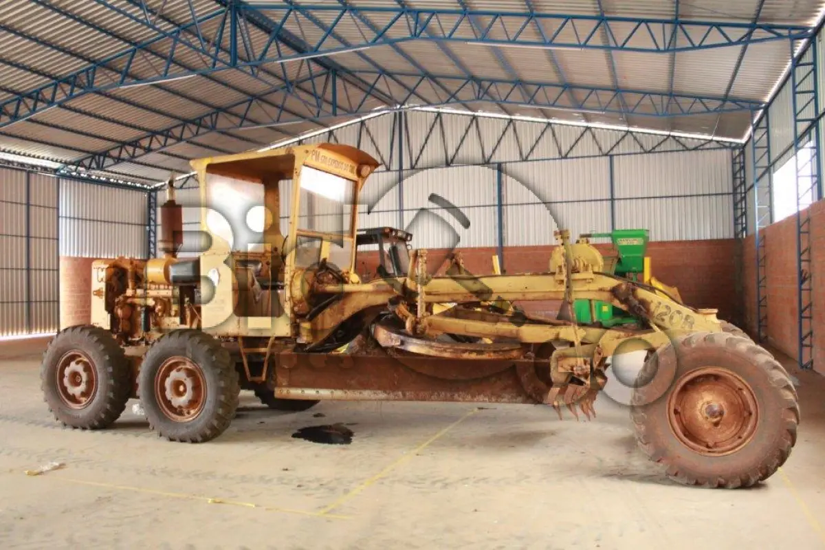 LOTE 002 - Uma Motoniveladora, Caterpiler 120 B ano 1980