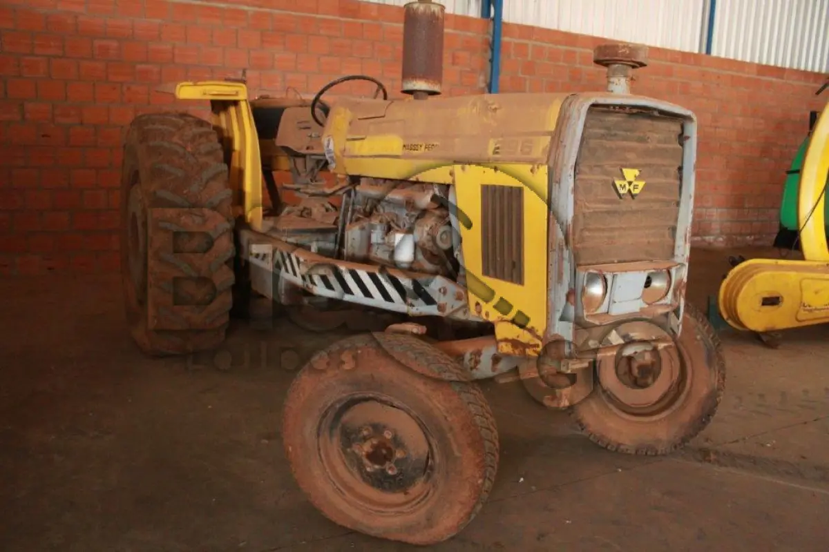 LOTE 017 - Lote Sucata de Trator Massey Ferguson 296 simples; no estado de conservação e funcionamento em que se encontra.