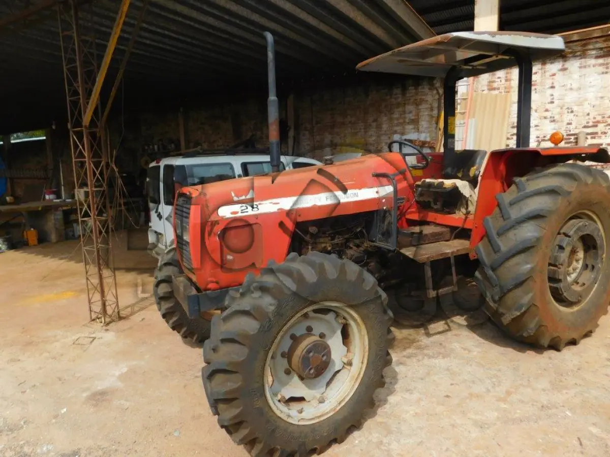 LOTE 008 - Trator Massey Ferguson 283, 4x4