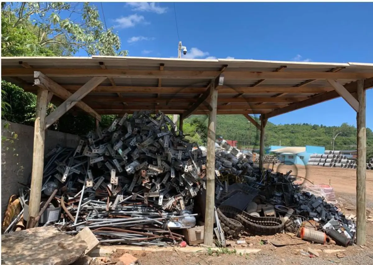 LOTE 002 - sucata composto por luminárias de iluminação pública